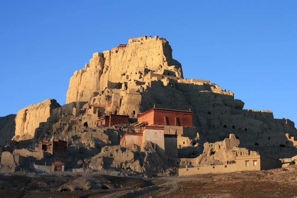 美丽的朝霞洒满了这座古城,拉萨古城又()。-《