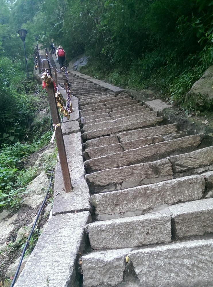 华山顶在九月末的温度大约是多少啊?爬华山要