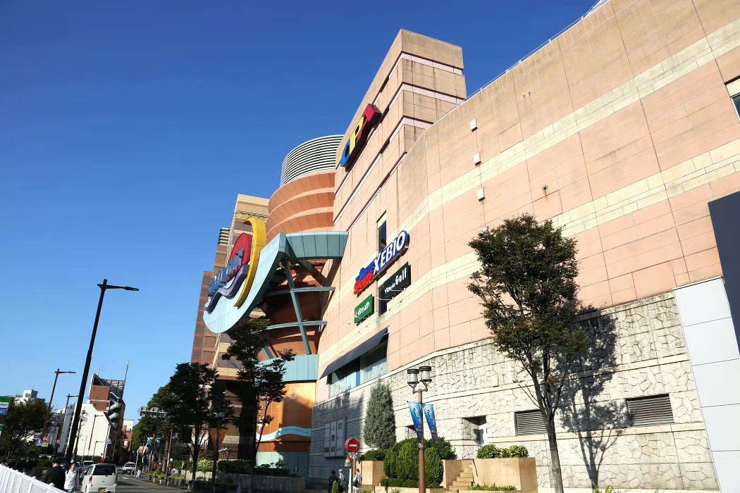 博多运河城位于福冈市博多区是一座集店铺饭店商务办公剧场娱乐等多