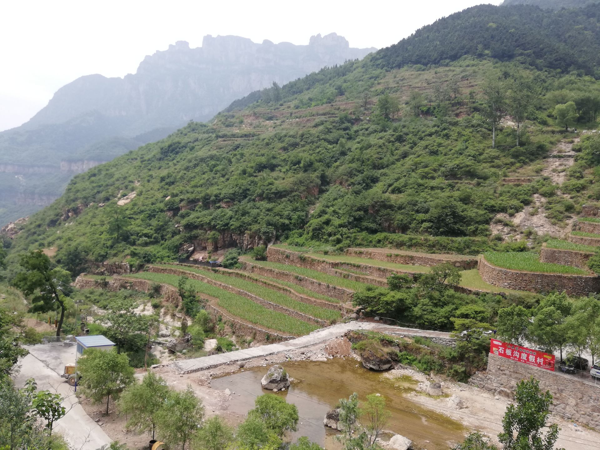 近我们周末就去了石板沟度假村周围山清水秀半山腰有个度假村环境优美