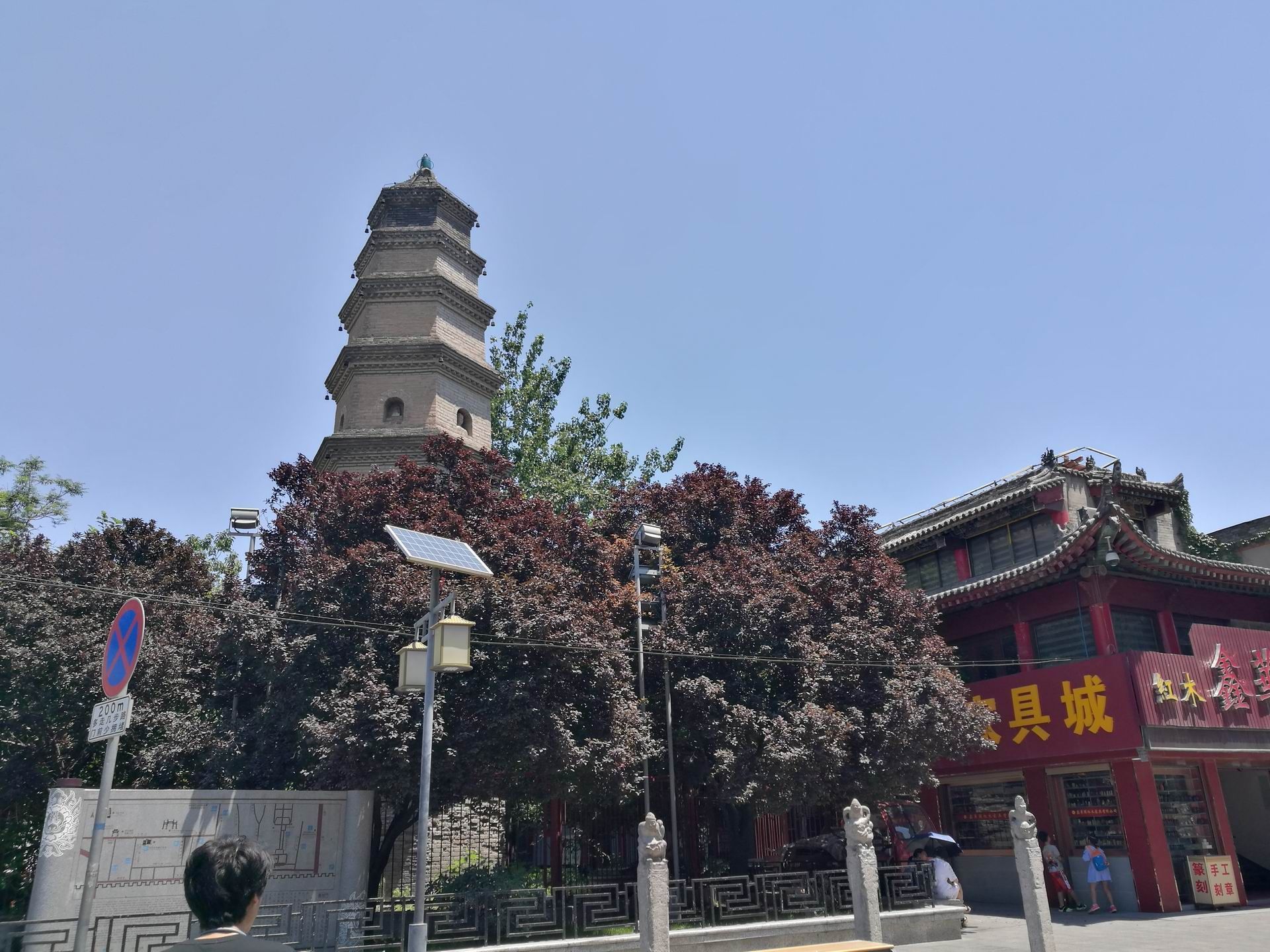 宝庆寺塔的塔名碑文也在路口游客直接就能观赏到宝庆寺塔的风采