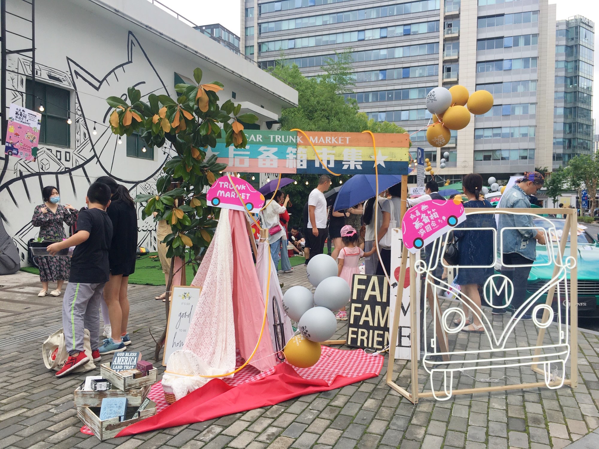 全国最火话题地摊经济大学路上的创智天地66日连着2日举办的后备箱
