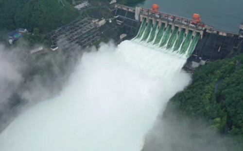 的水力发电站——杭州新安江水库(即千岛湖),九个泄洪闸孔全开泄洪