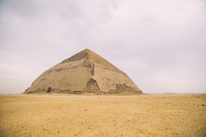 这座金字塔的名字被称为弯曲金字塔 bent pyramid,是早期