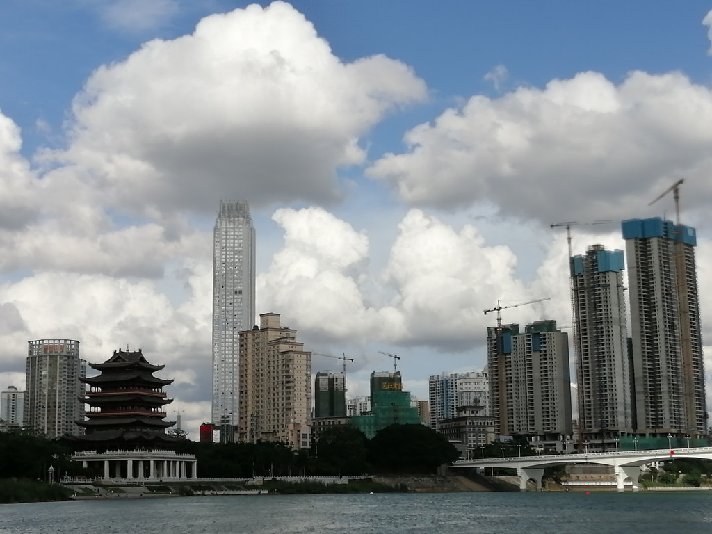 在邕江夜游游船上,看南宁市中心,邕江两岸美景,真是美