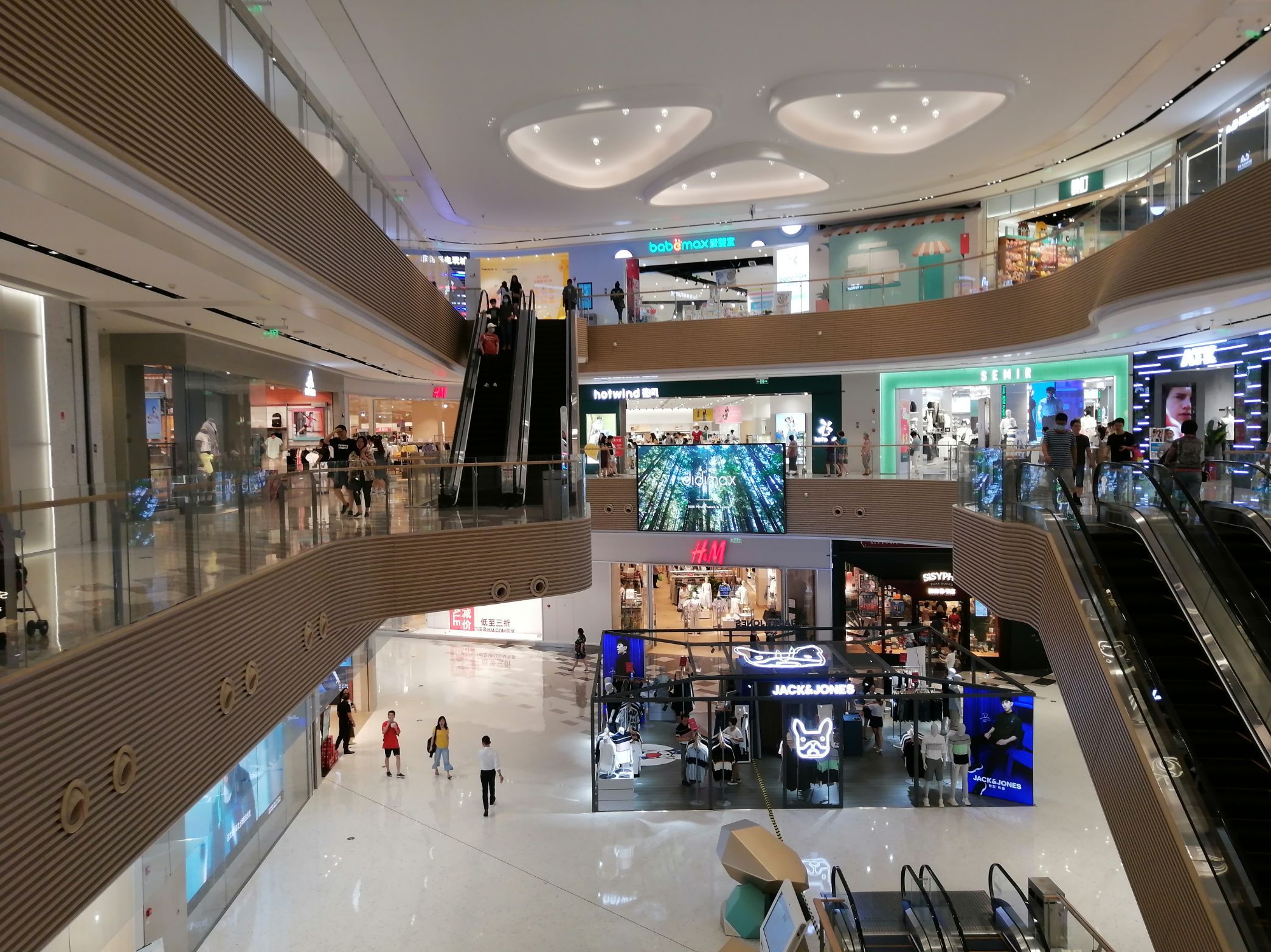 2022龙湖上海闵行天街购物,商场整体看起来就很气派,进.