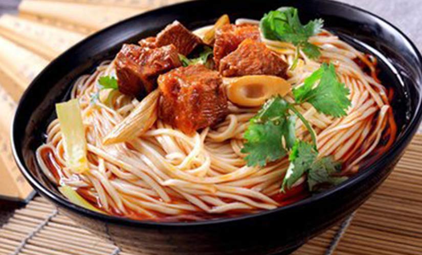 牛肉面,是一道常见的面食,也是甘肃省兰州市的一道传统美食;该菜品
