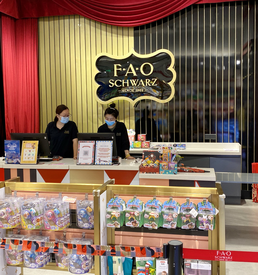 国贸商城fao schwarz 施瓦兹玩具商店 周末顾客多起来了