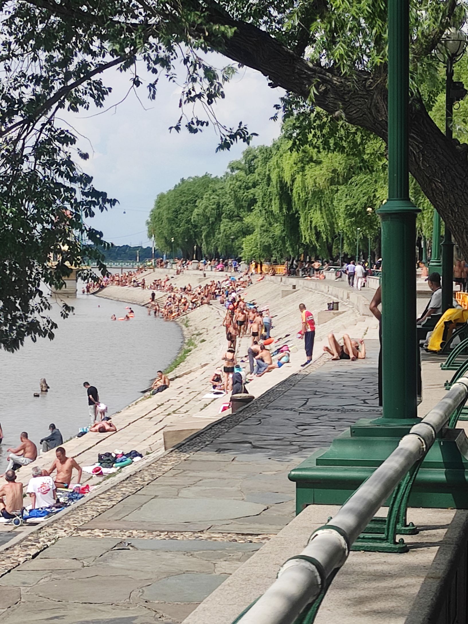 夏日午后的九站公园简直是热闹非凡,很多老哈尔滨人在这里聚餐,晒太阳