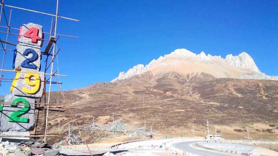 四千多米海拔的白马雪山,背阳处还能看到白雪覆盖的闪闪发光的景象