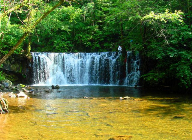 吉林旅游:原生态美景吊水壶瀑布(图)