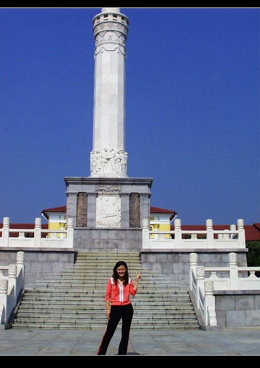 这个中苏友谊纪念塔坐落在辽宁省大连市旅顺口旅顺博物馆前广场,它始