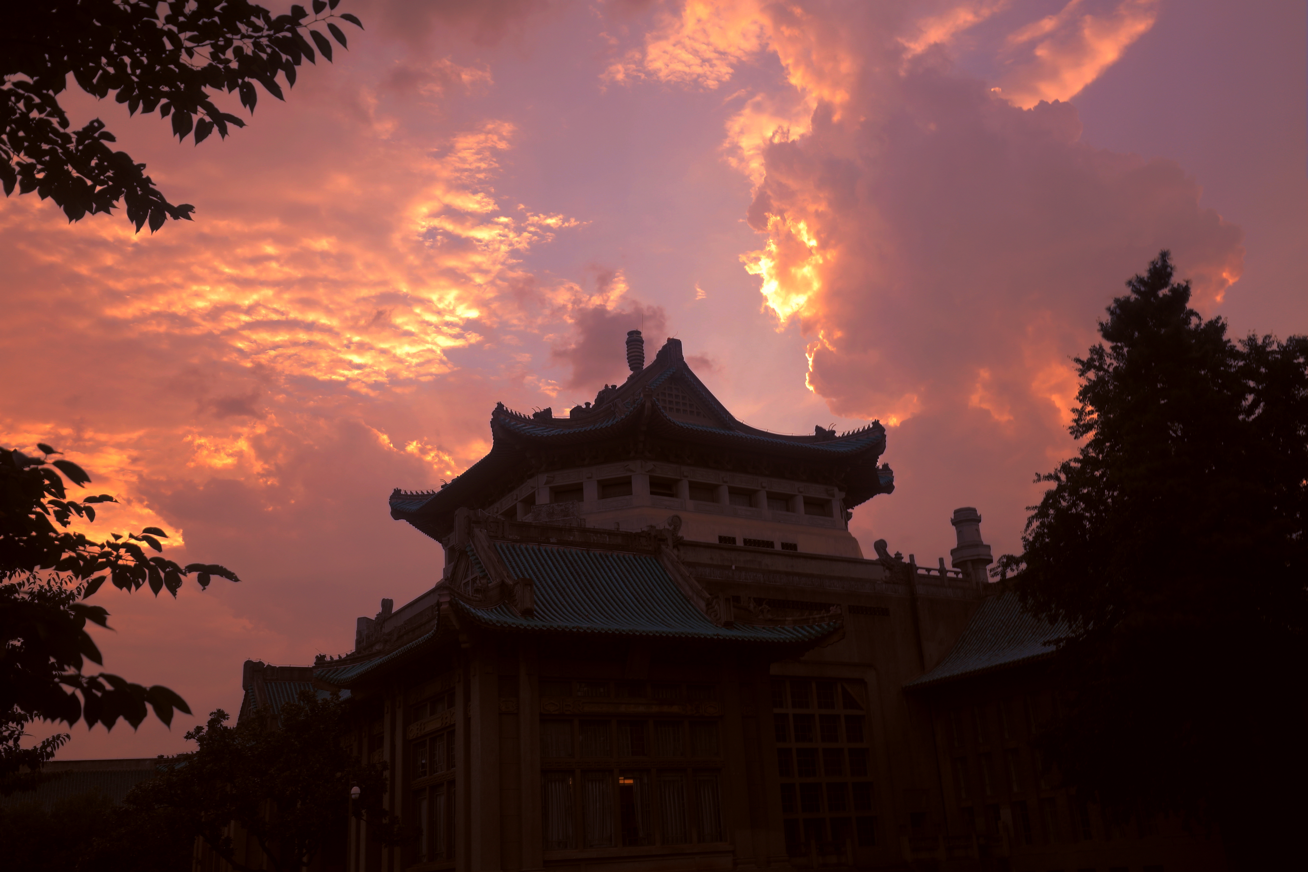 二十世纪的建筑遗产,武汉大学老图书馆在晚霞中熠熠生辉