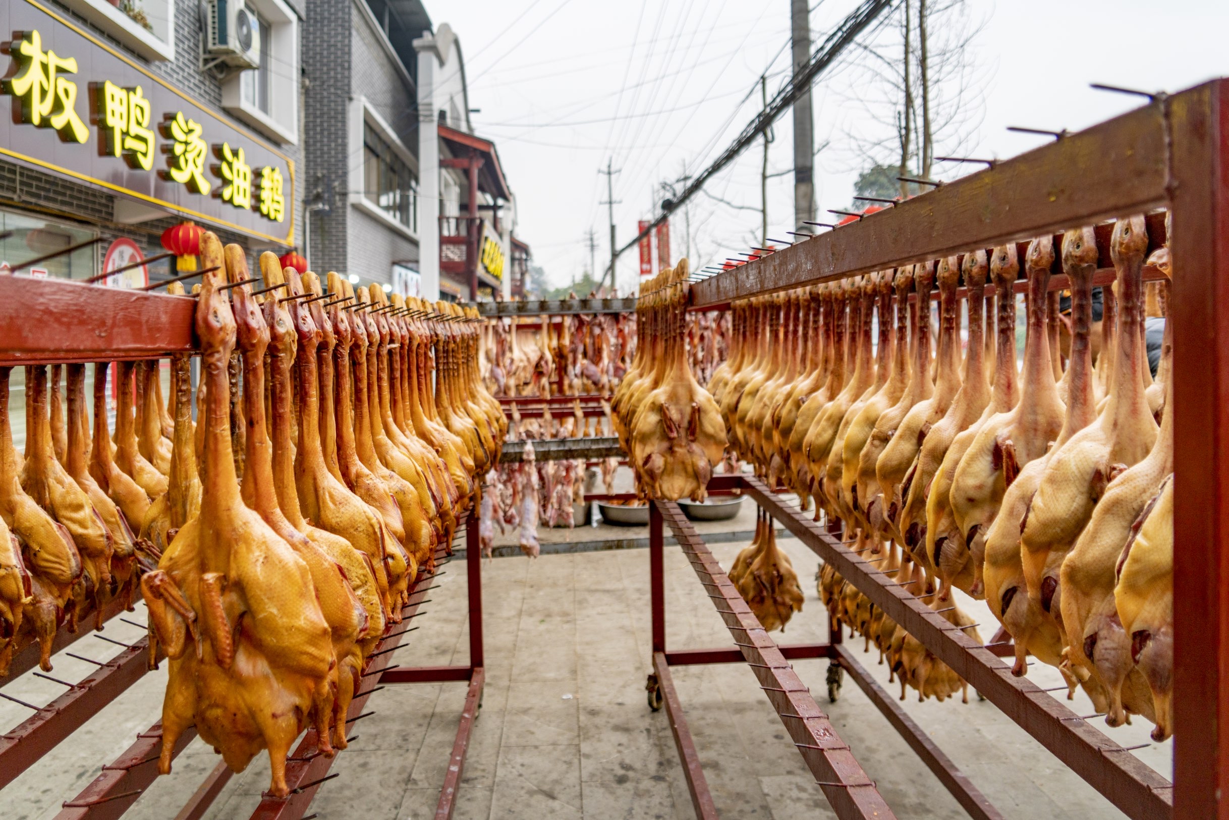 其实九尺镇还有一些非常有名气的美食九尺板鸭就是其之一每到下半年