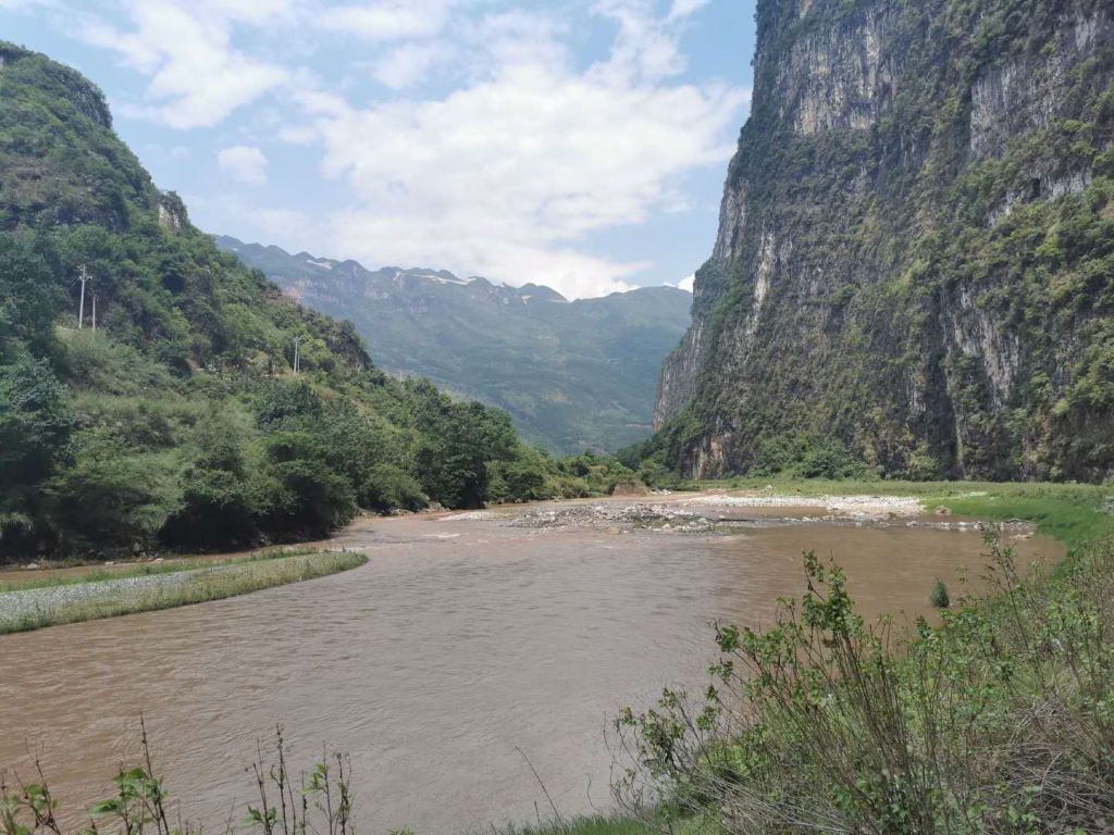 游尼珠河大峡谷和登山