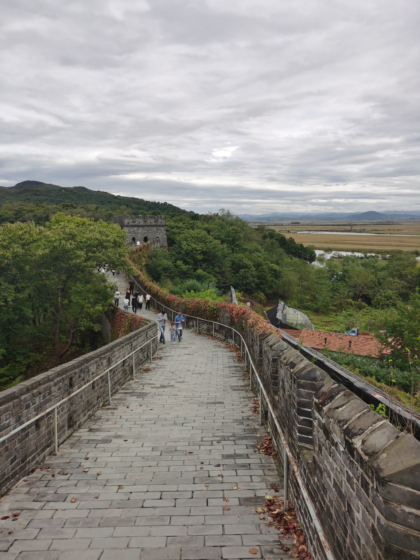 鸭绿江边,边境地区,虎山长城号称中国最东端的长城,登顶之后可以看到