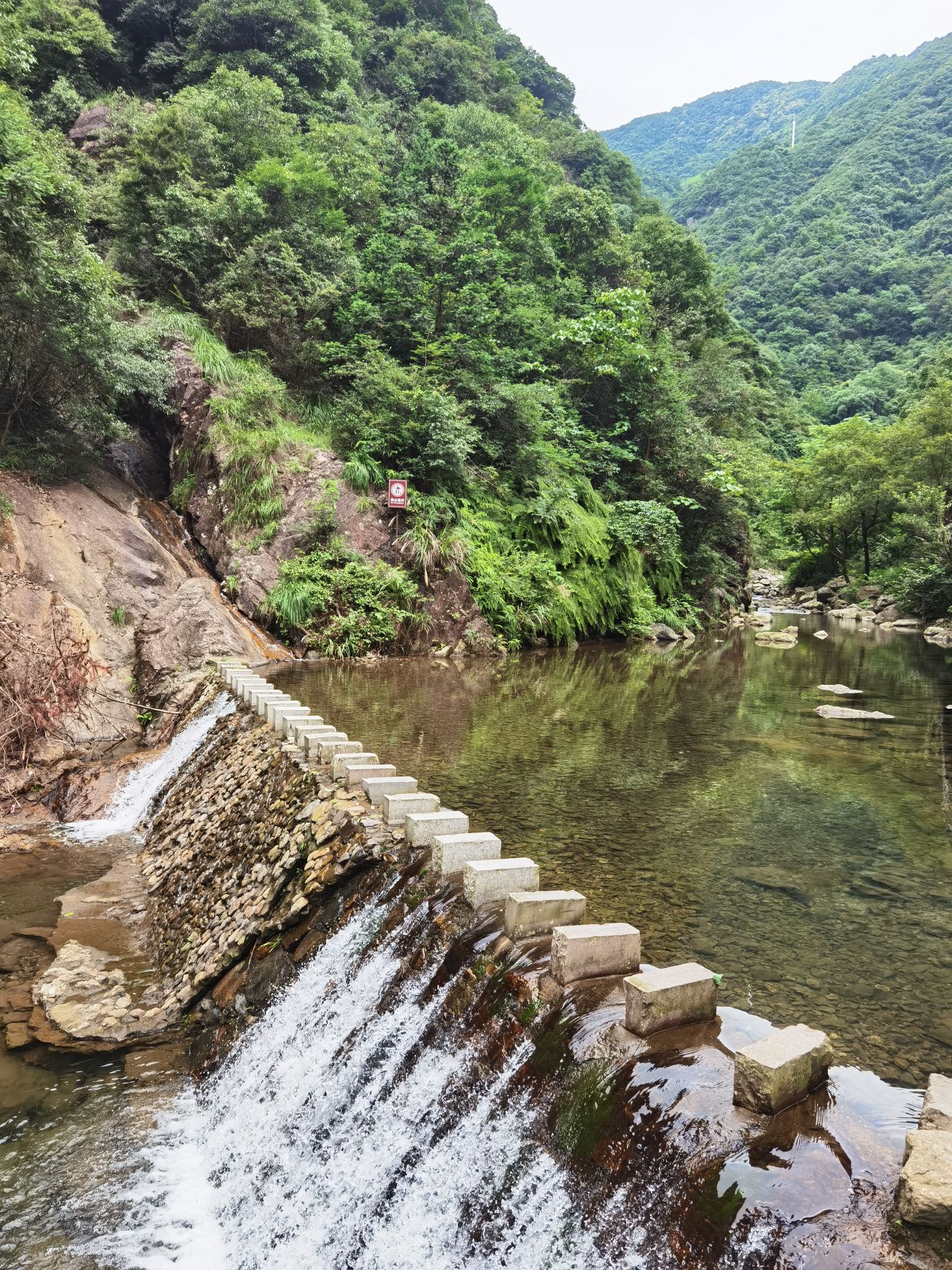 五龙潭,景色宜人,空气清新.共有五井,每一井都各不相同,非常漂亮.