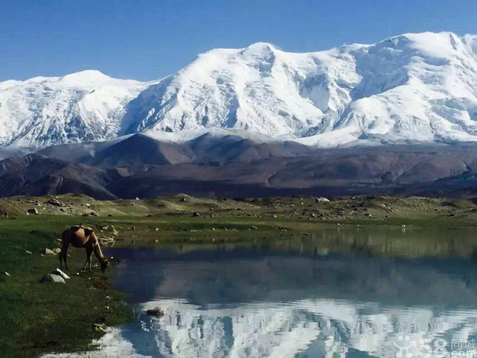 这是喀湖边上,雪山是公格尔峰,这图片是单反拍的,所以看起来有些"高大