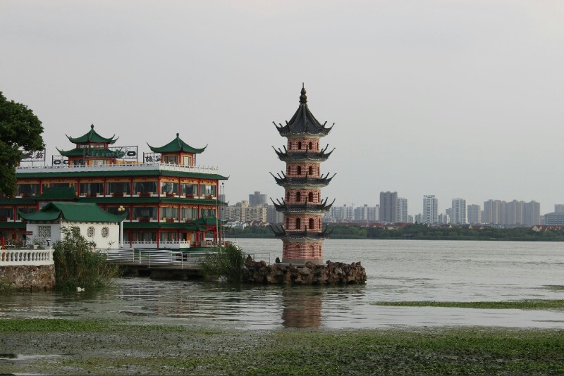蠡园,位于蠡湖西岸的青祈村,因蠡湖而得名。相传两千多年前的春秋时期,越国大夫范蠡帮助越王灭吴之后,携佳人西施于此泛舟,后人为了纪念范蠡,便以其名命名此湖。游览蠡园分为四大景区:假山耸翠、南堤春晓、长廊揽胜和层波叠影。其中桂林天香和云窝山洞两处景点不可错过。桂林天香,原为民国初期青祁八景之一,有老桂树数十棵,碧叶簇拥,繁花如碎金。仲秋时节,丹桂飘香,令人陶醉;云窝山洞,古人有洞天福地之说,山洞与长廊衔接处的铺地图案中间是个寿字,周围有五只蝙蝠,因此这图案就叫五福捧寿。它旁边有棵