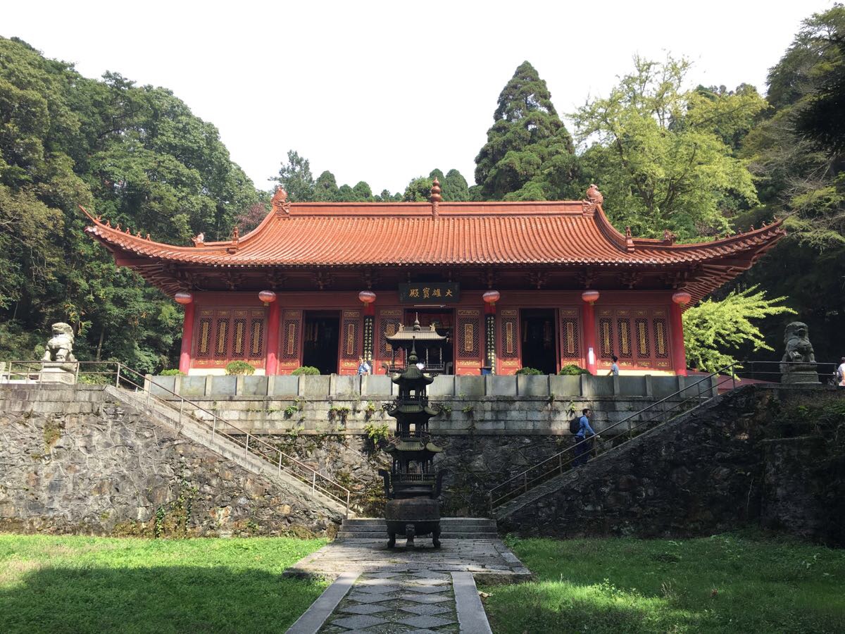 黄龙寺就在三宝树边上,里面有块龙眼石,据说快要下雨前两个龙眼里面会