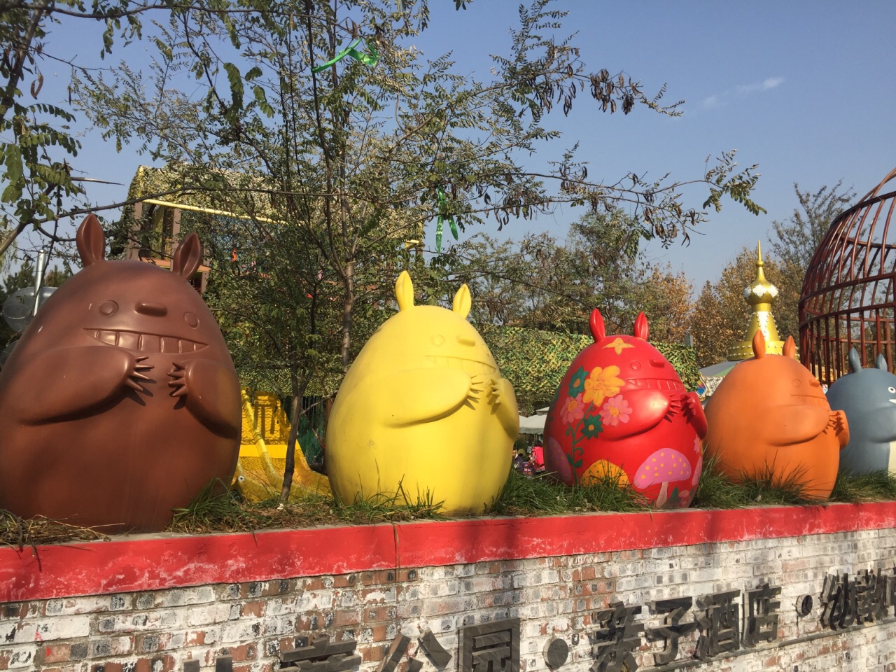 儿童世界) 艺术现场布展惊喜不断 现场共展出了包括拼贴画,装置艺术