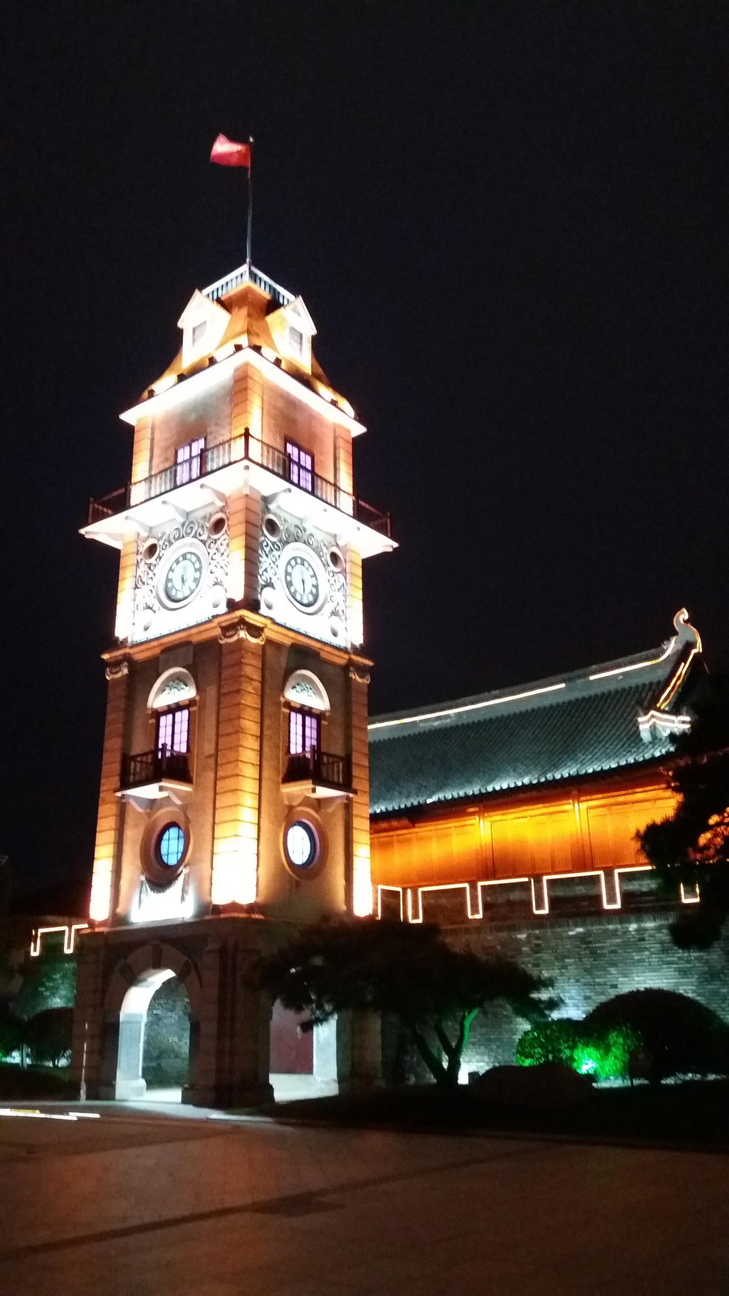 这次增加下列钟楼夜景的照片 南通天宁禅寺始建于唐朝,是南通年代久