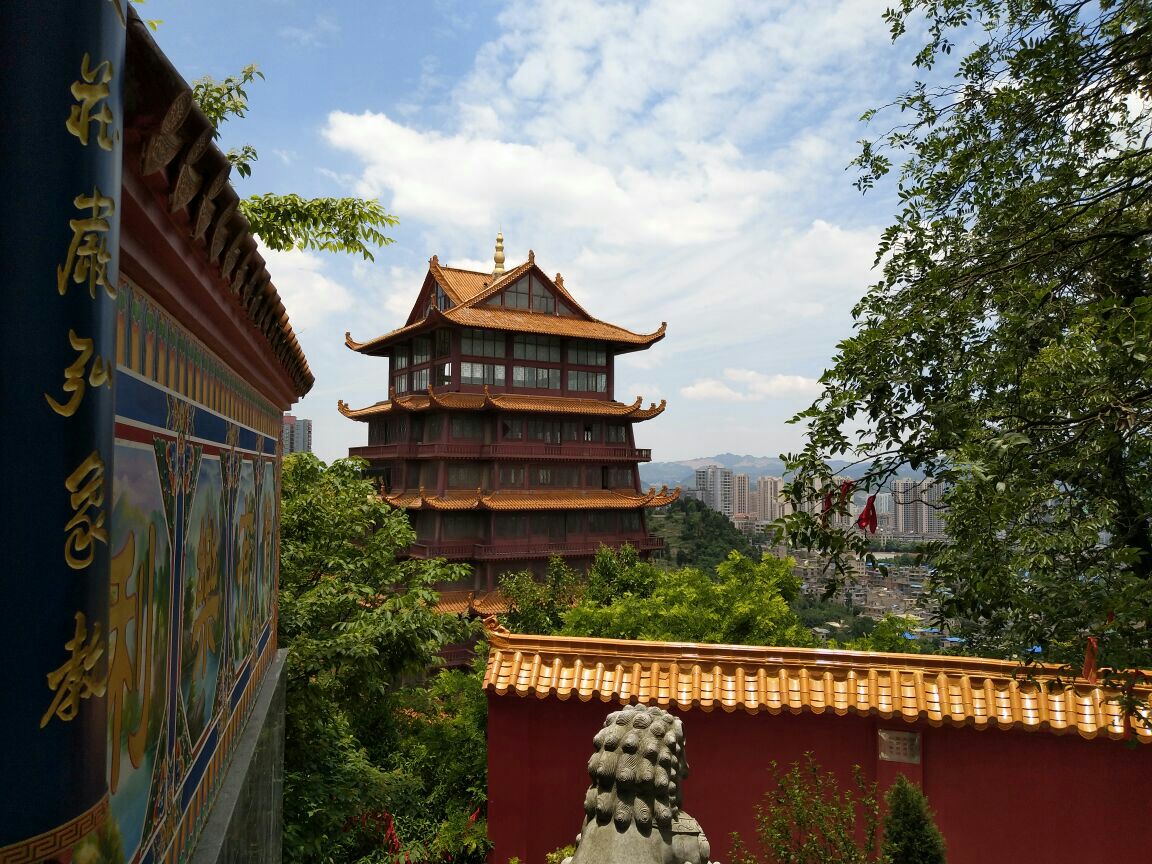 是贵阳清镇市重要景点,从公路上很远就能看到山上一片金色庙宇建筑群