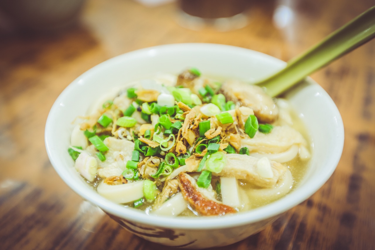 只卖4种食物,写了牌子挂在墙上:猪油渣面,瑞士鸡翼,. 2017-08-22