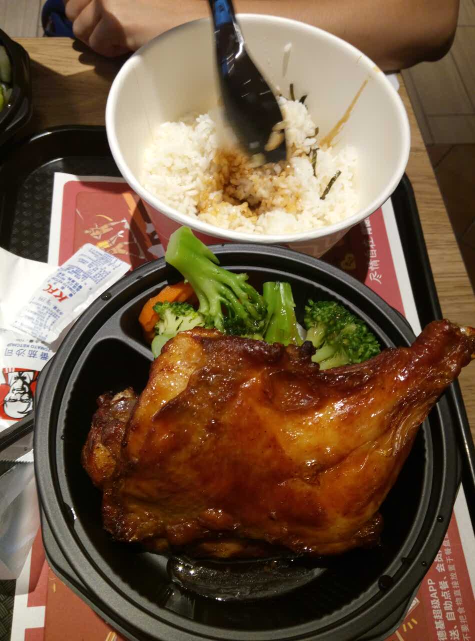 肯德基的鸡腿饭超好吃的,而且价格又优惠,环境又好,吃得很爽!