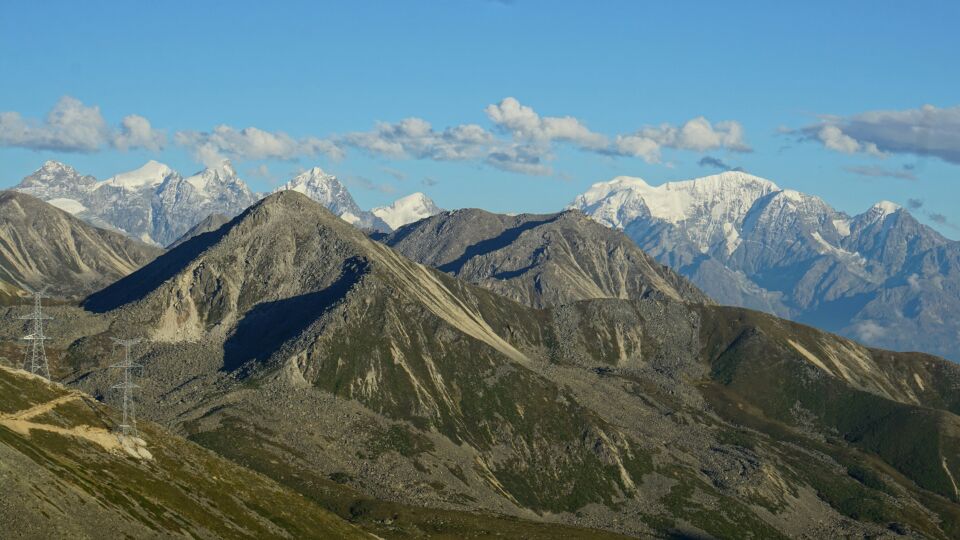 折多山观景台非常漂亮,能看到折多山和贡嘎,不过贡嘎比较远,这里可以