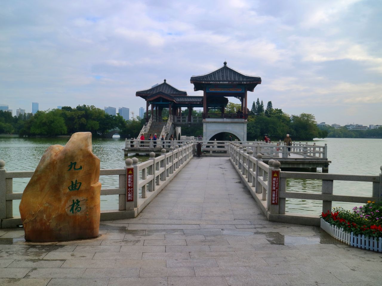 惠州西湖是国家重点风景名胜区和国家aaaa级旅游景区,来到惠州必去的