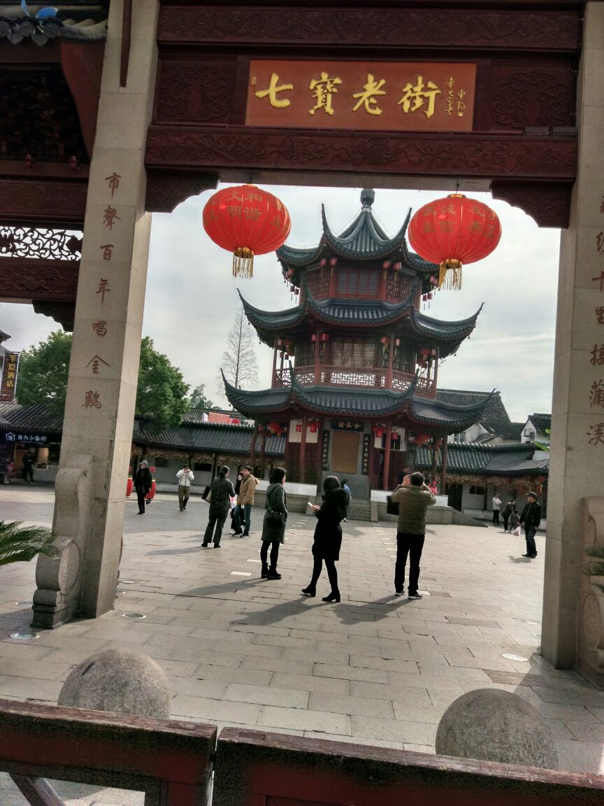 老街位于新街青年路旁,复古的老街广场气度不凡,气派古老.