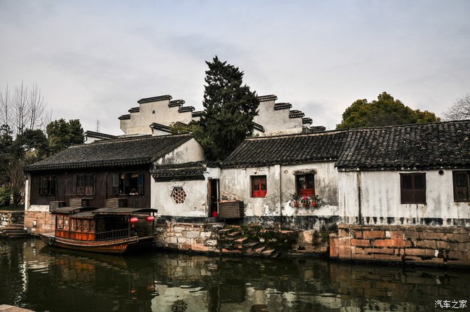 是具有典型江南水乡风味的民居楼群建筑.