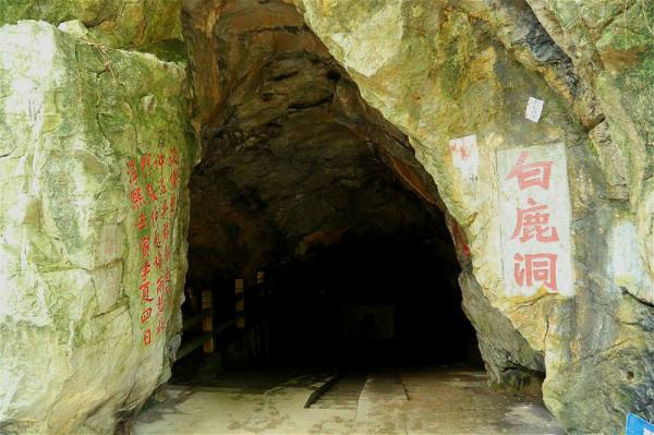 苏仙岭因苏仙神奇,美丽的传说而驰名海内外,岭上有白鹿洞,升仙石,望母