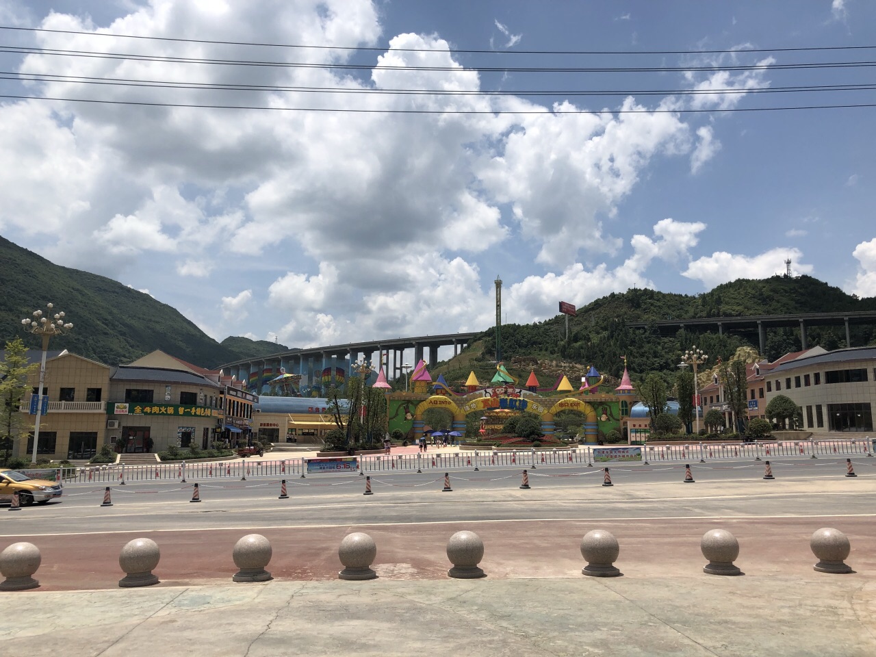 万山彩虹海水上乐园