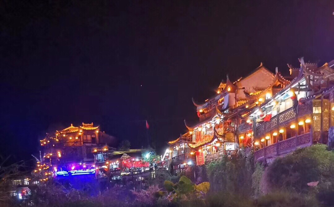 芙蓉镇夜景很美很漂亮,挂在瀑布上的古镇果然名不虚传,令人回味无穷