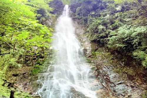 西岭雪山大飞水风景区