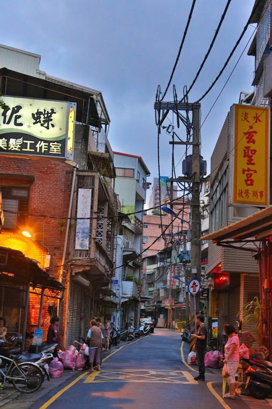 淡水老街有着近百年的历史了,是非常有台湾特色的街道.