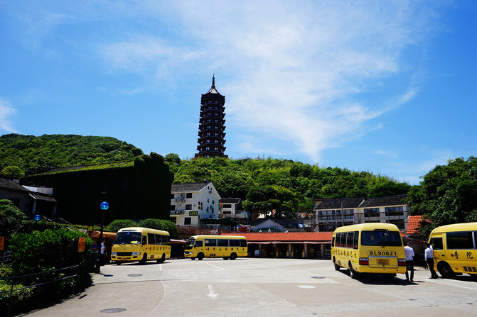 佛顶山索道到了高处,可以把整个宝陀讲寺景区尽收眼底.