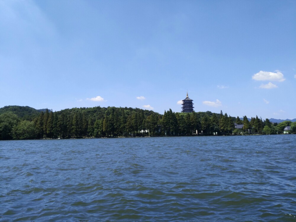 都g20前夕游人还是很多雷锋塔很美有特色可俯瞰整个西湖票价不便宜!