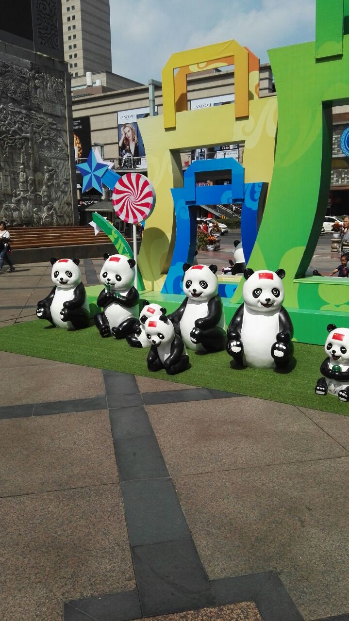 【携程攻略】成都春熙路购物,雕像挺有特色,熊猫比较可爱,头上还有