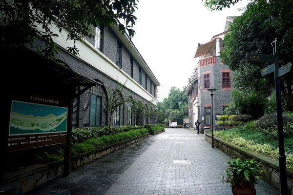 重庆李子坝抗战遗址公园景点,李子坝抗战遗址公园又名李子坝公园