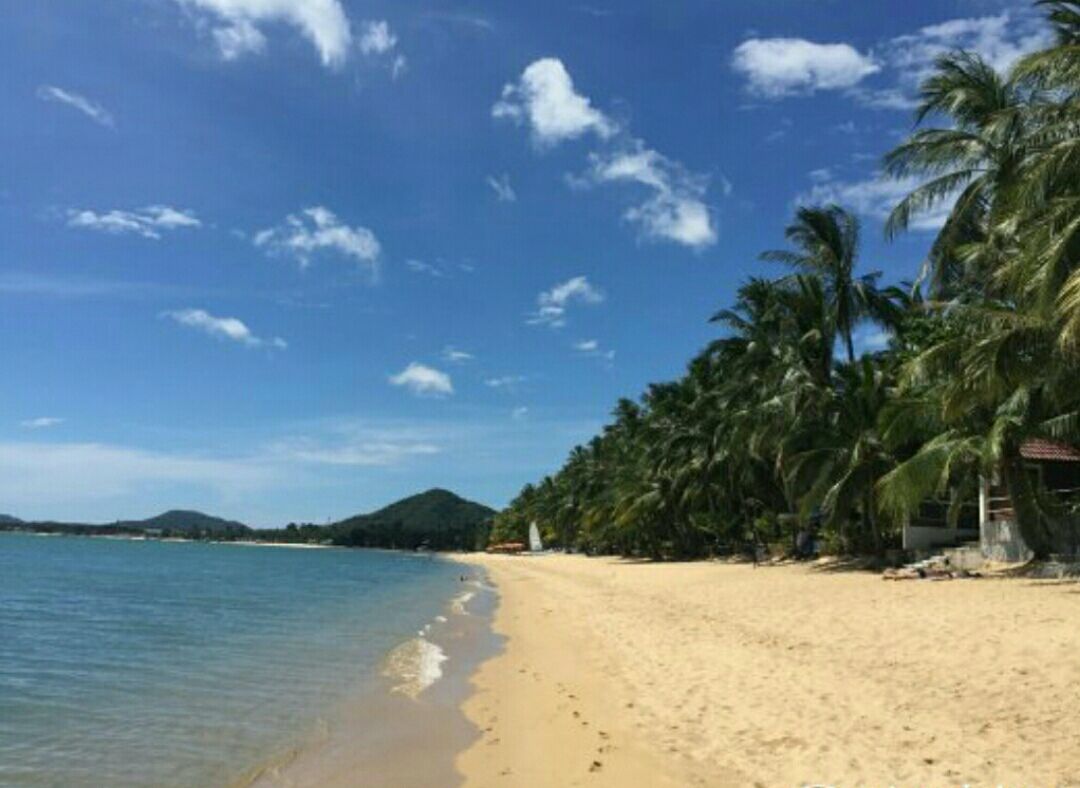 湄南海滩(MaenamBeach)位于苏梅岛北侧、波叶海滩以西,被环抱在一个漂亮的海湾里。这里海面平静,白沙绵延4公里长,海面上风浪不大,是玩帆船及游泳的最佳地点。附近既有度假木屋,又有高级别墅及一些不错的餐厅、商店和潜水公司等,无论是出海到离岛潜水或是在海滩上玩水上活动,都很方便。周围的当地居民众多,可以感受到普通百姓的生活气息。最适合家庭旅游。