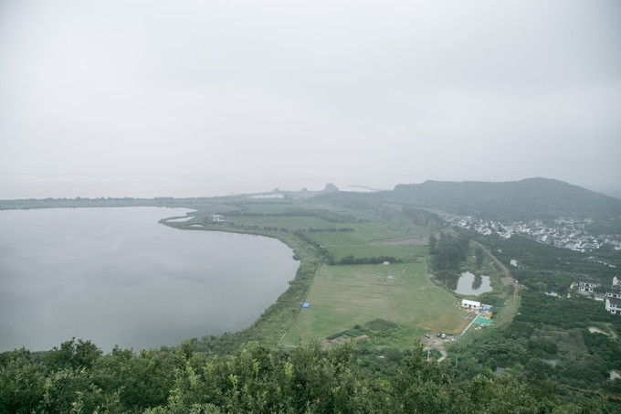 原址在小尖山,后被毁,随着尖山新区的开发,政府出资在大尖山重建观音