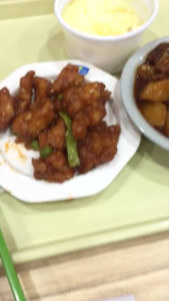 晚饭点的香菇烧鸡蛮好吃的里面鸡肉很多哦下次还会去