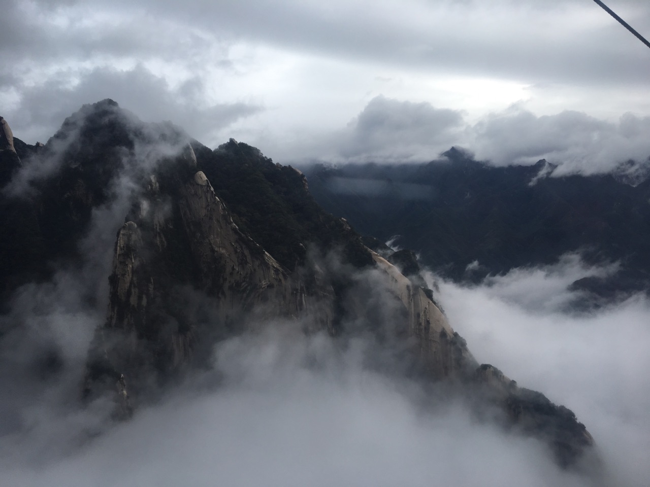 雨后的华山别样的风景,下雨天人也较少,雨天爬山也是个不错的选择