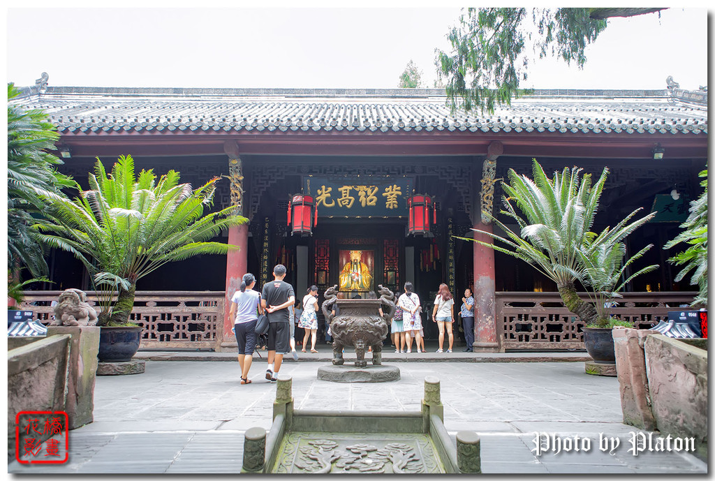 以刘备殿最高,建筑最为雄伟壮丽.武侯祠后还有三义庙,结义楼等建筑.