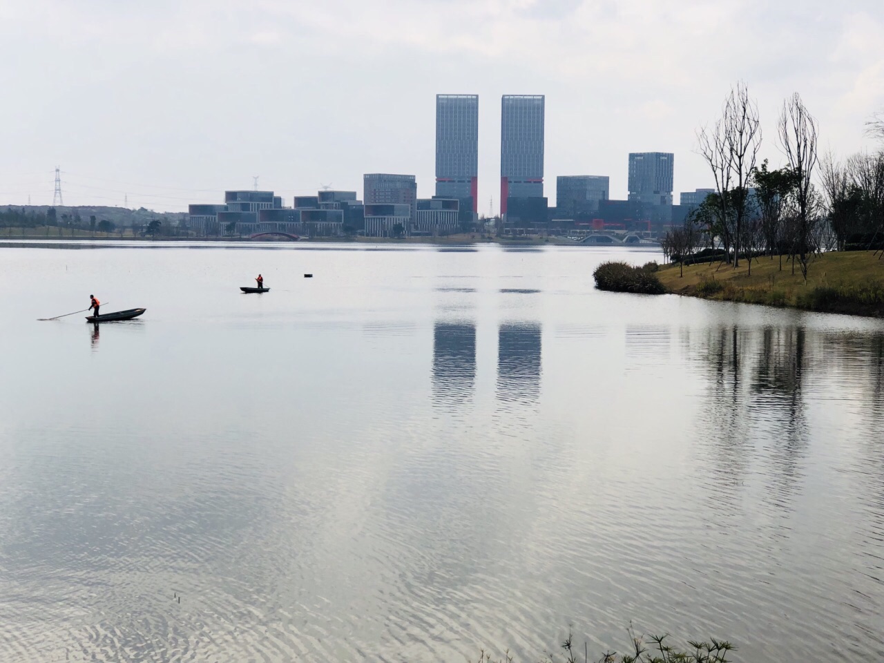 兴隆湖湿地公园里面摄影爱好者很多,很多的镜头都在拍摄湖中的倒影,拍