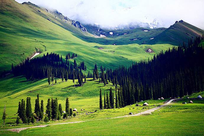 那拉提旅游风景区,位于新疆新源县境内,地处天山腹地,伊犁河谷东端