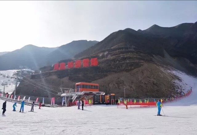 抱龙山凤凰岭滑雪场